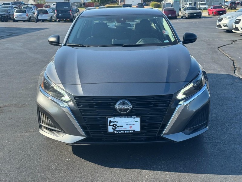 Nissan Altima Vehicle Full-screen Gallery Image 10