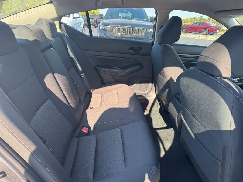 Nissan Altima Vehicle Full-screen Gallery Image 11