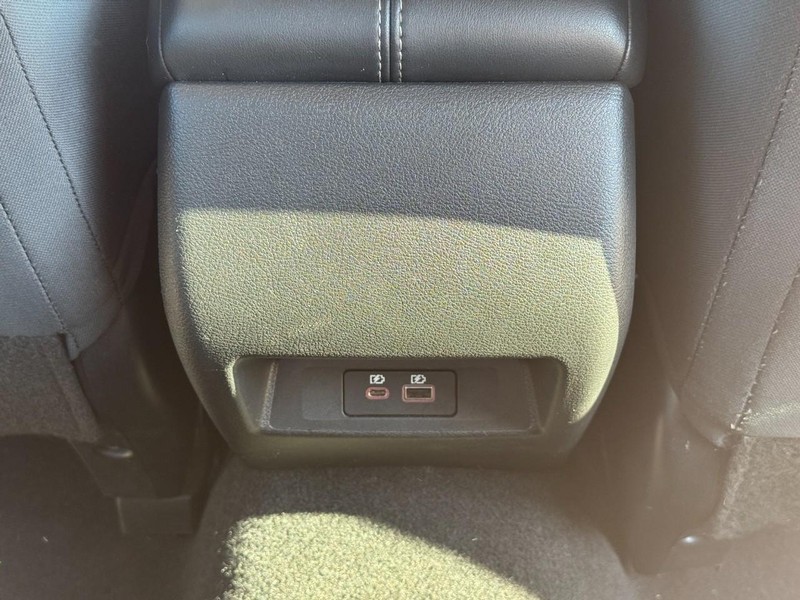 Nissan Altima Vehicle Full-screen Gallery Image 12