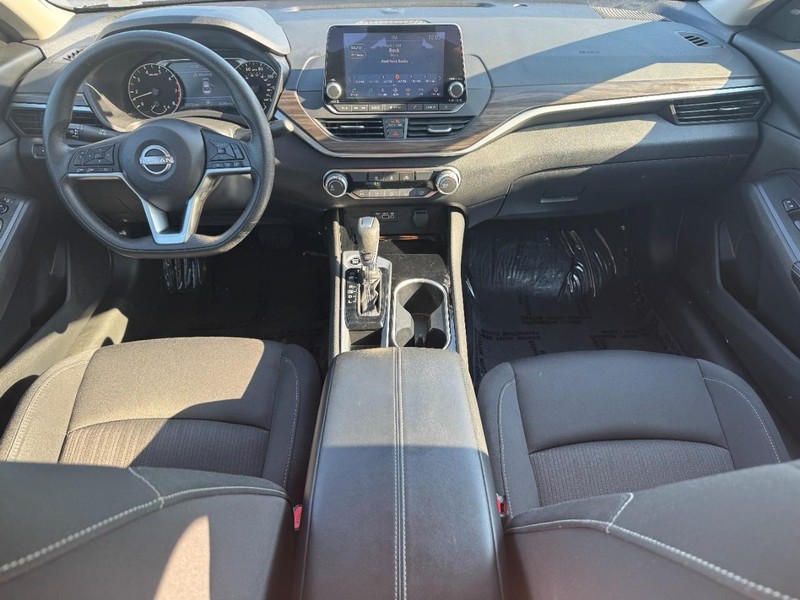 Nissan Altima Vehicle Full-screen Gallery Image 13