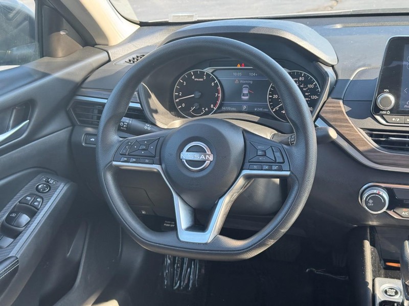 Nissan Altima Vehicle Full-screen Gallery Image 14