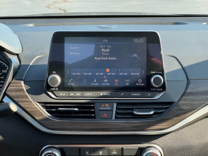 Nissan Altima Vehicle Full-screen Gallery Image 15