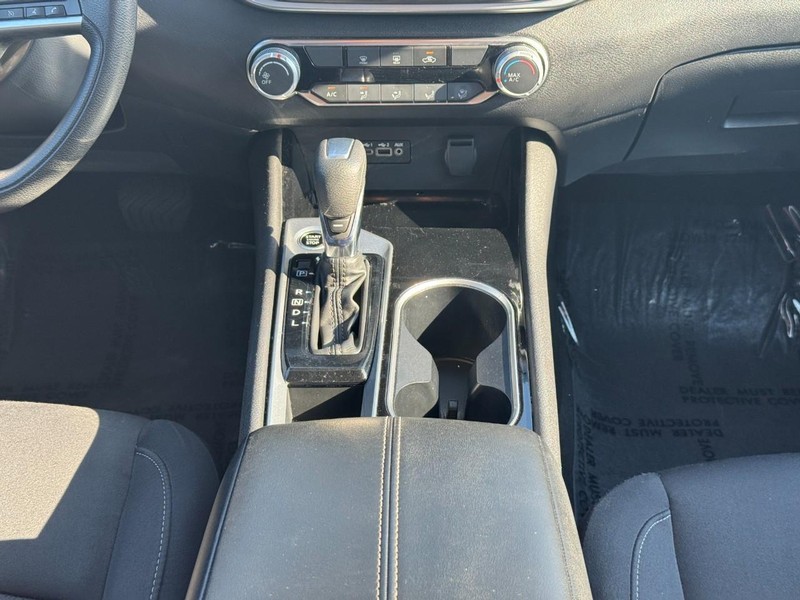 Nissan Altima Vehicle Full-screen Gallery Image 16
