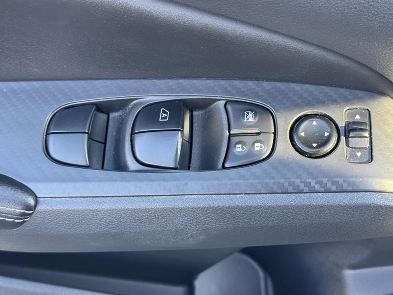 Nissan Altima Vehicle Full-screen Gallery Image 17