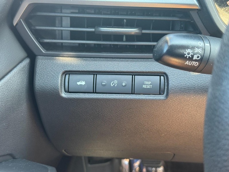 Nissan Altima Vehicle Full-screen Gallery Image 19