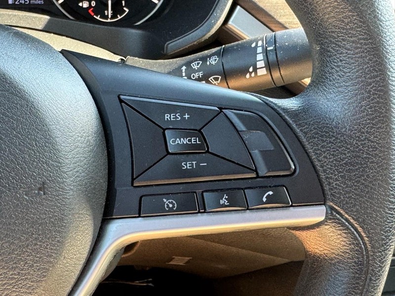 Nissan Altima Vehicle Full-screen Gallery Image 21