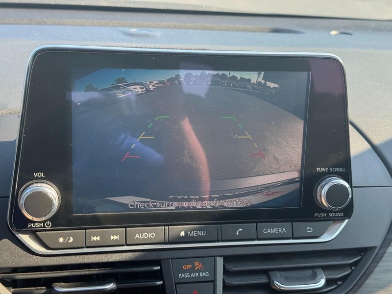 Nissan Altima Vehicle Full-screen Gallery Image 24
