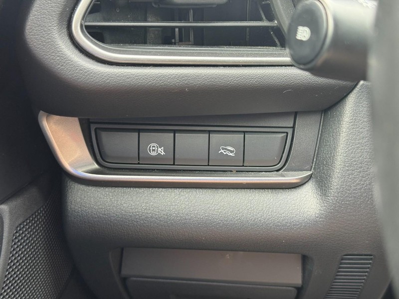 Mazda CX-30 Vehicle Full-screen Gallery Image 17