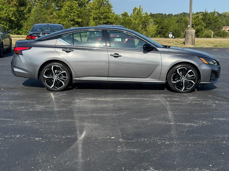 Nissan Altima Vehicle Full-screen Gallery Image 2