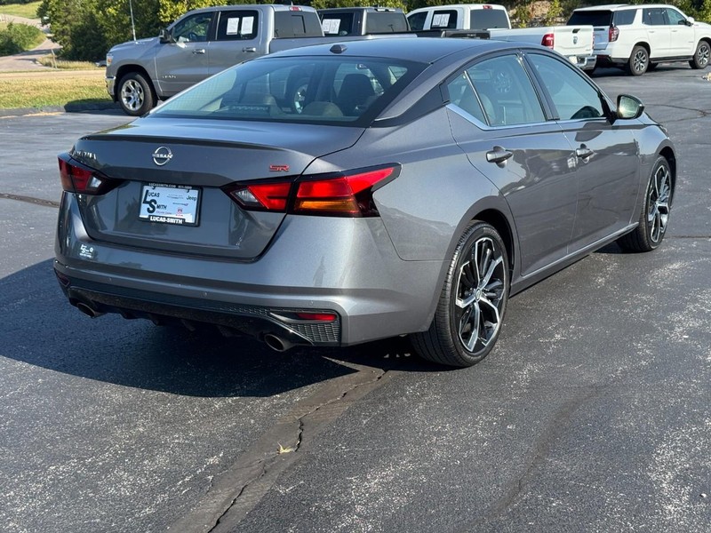 Nissan Altima Vehicle Full-screen Gallery Image 3