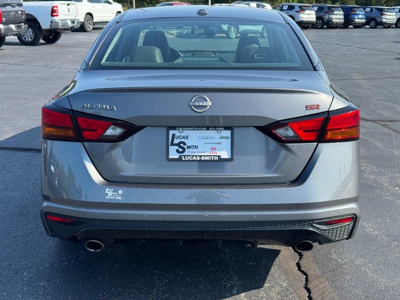 Nissan Altima Vehicle Full-screen Gallery Image 4
