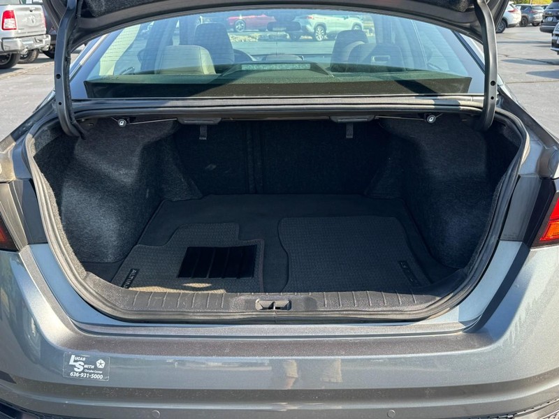 Nissan Altima Vehicle Full-screen Gallery Image 6