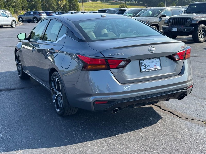 Nissan Altima Vehicle Full-screen Gallery Image 7