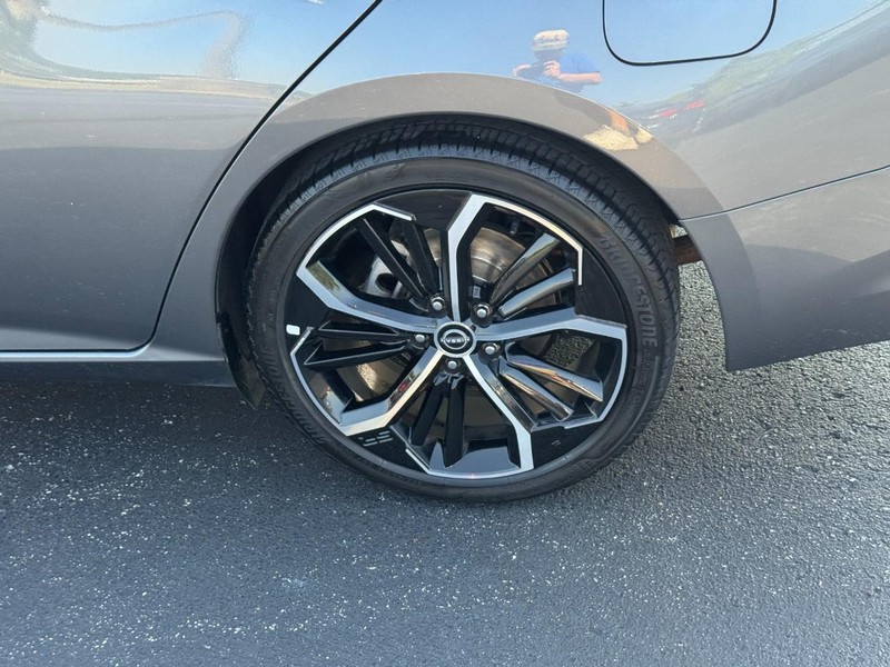 Nissan Altima Vehicle Full-screen Gallery Image 8