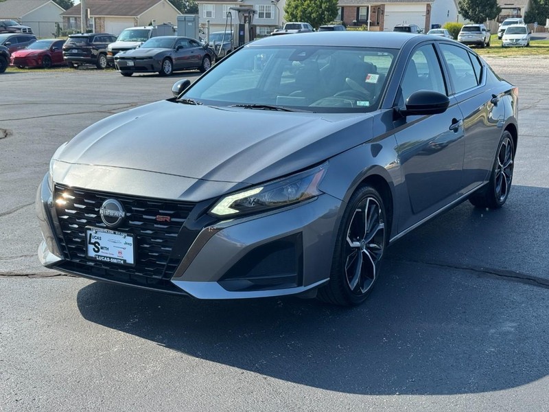 Nissan Altima Vehicle Full-screen Gallery Image 9