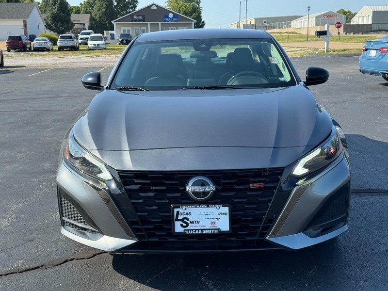 Nissan Altima Vehicle Full-screen Gallery Image 10