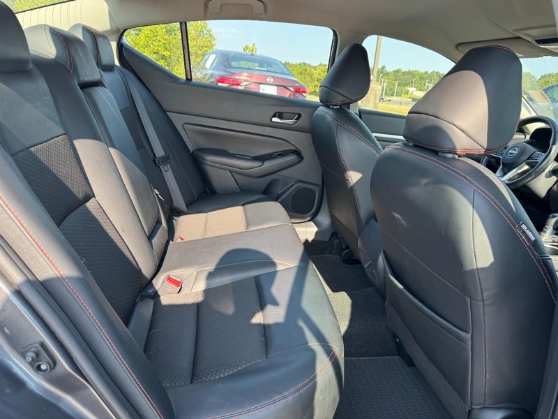 Nissan Altima Vehicle Full-screen Gallery Image 11