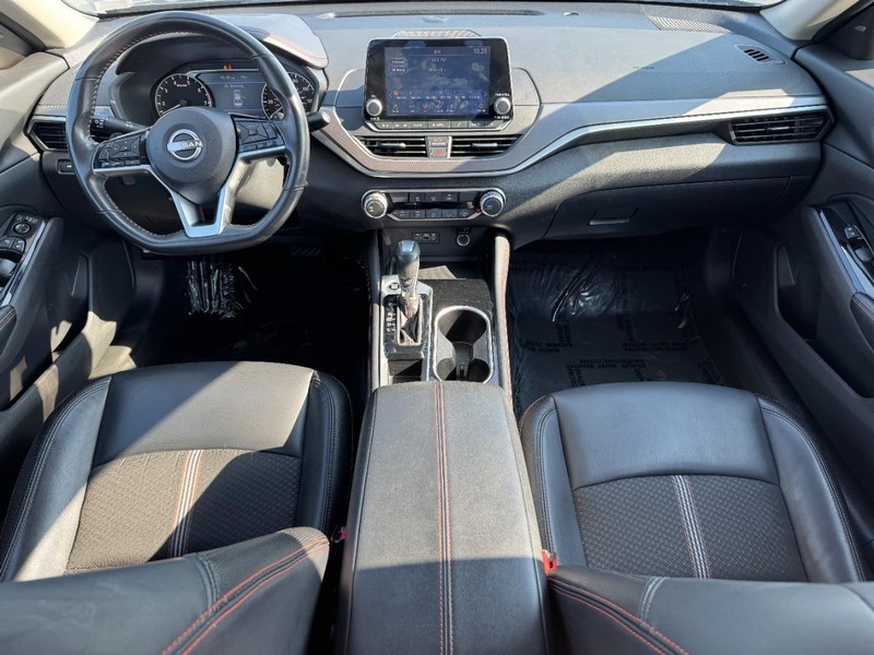 Nissan Altima Vehicle Full-screen Gallery Image 12