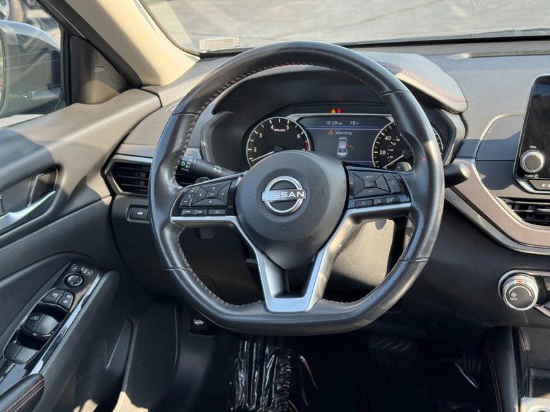 Nissan Altima Vehicle Full-screen Gallery Image 13