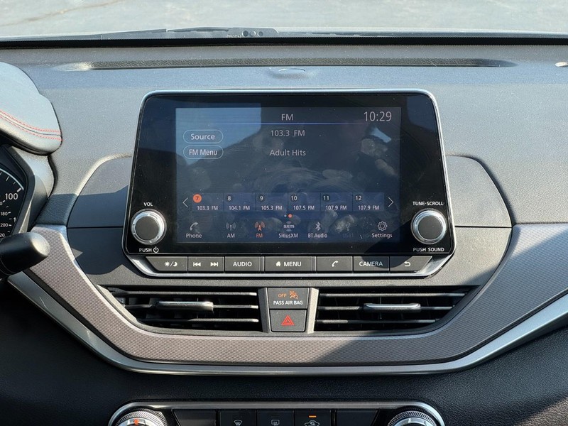 Nissan Altima Vehicle Full-screen Gallery Image 14