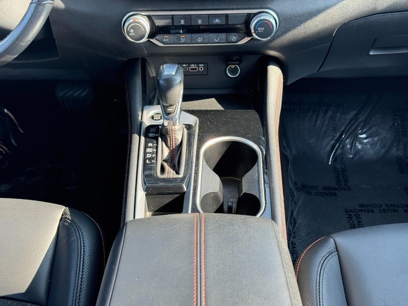 Nissan Altima Vehicle Full-screen Gallery Image 15