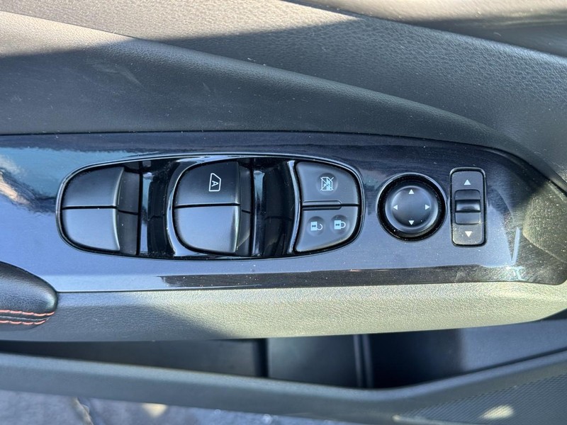 Nissan Altima Vehicle Full-screen Gallery Image 16
