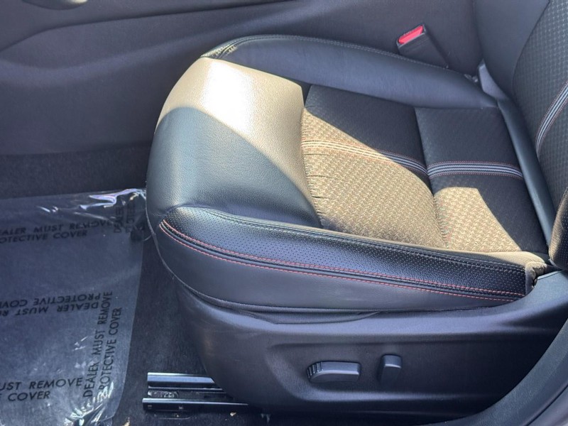 Nissan Altima Vehicle Full-screen Gallery Image 17