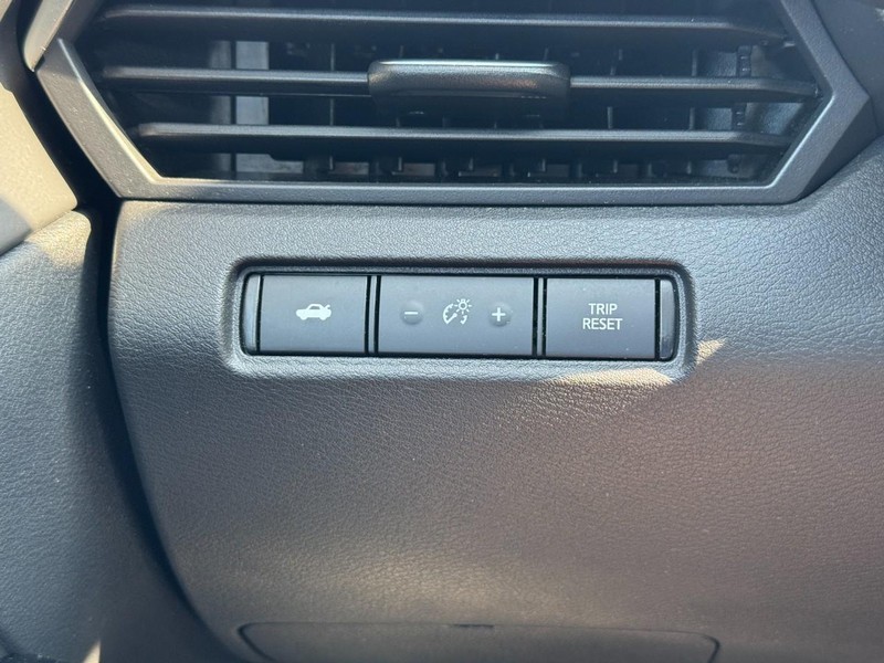 Nissan Altima Vehicle Full-screen Gallery Image 18