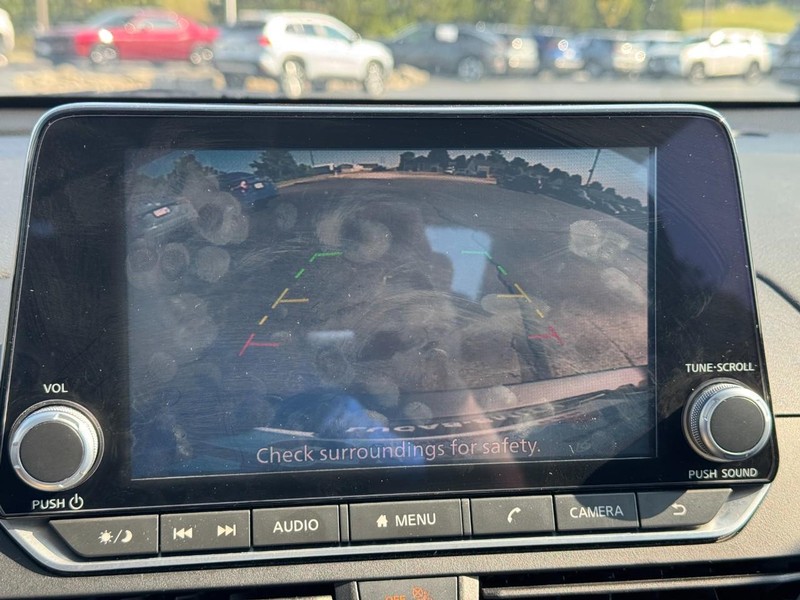 Nissan Altima Vehicle Full-screen Gallery Image 23
