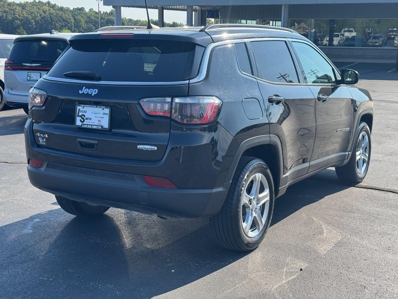 Jeep Compass Vehicle Full-screen Gallery Image 3