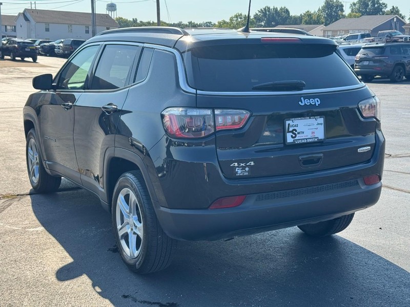 Jeep Compass Vehicle Full-screen Gallery Image 7
