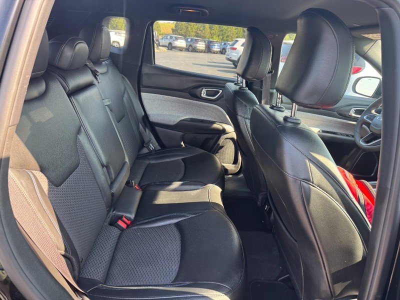 Jeep Compass Vehicle Full-screen Gallery Image 11