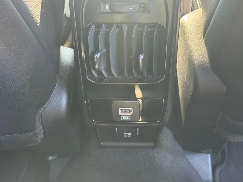 Jeep Compass Vehicle Full-screen Gallery Image 12