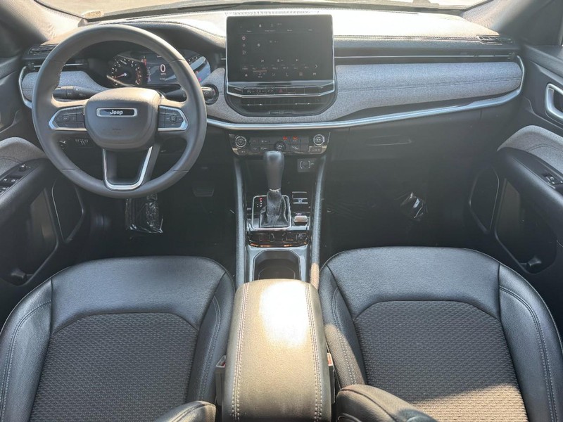 Jeep Compass Vehicle Full-screen Gallery Image 13