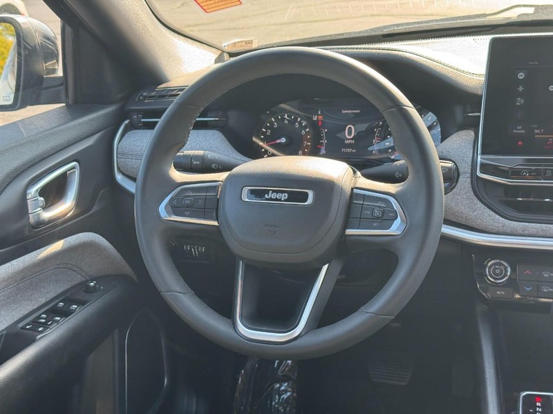 Jeep Compass Vehicle Full-screen Gallery Image 14