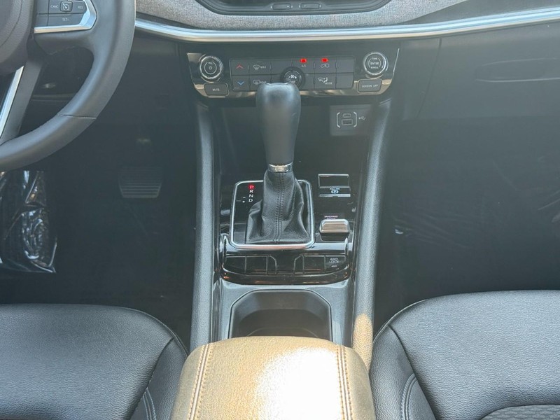 Jeep Compass Vehicle Full-screen Gallery Image 16