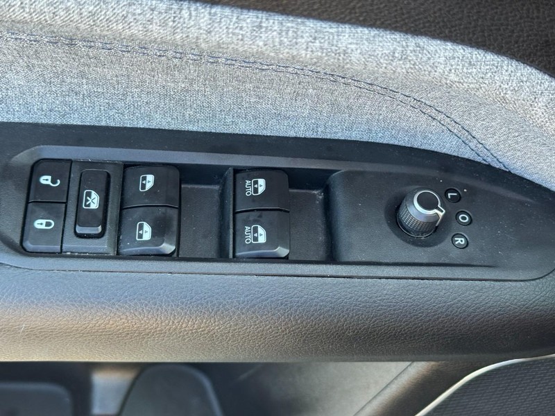 Jeep Compass Vehicle Full-screen Gallery Image 17