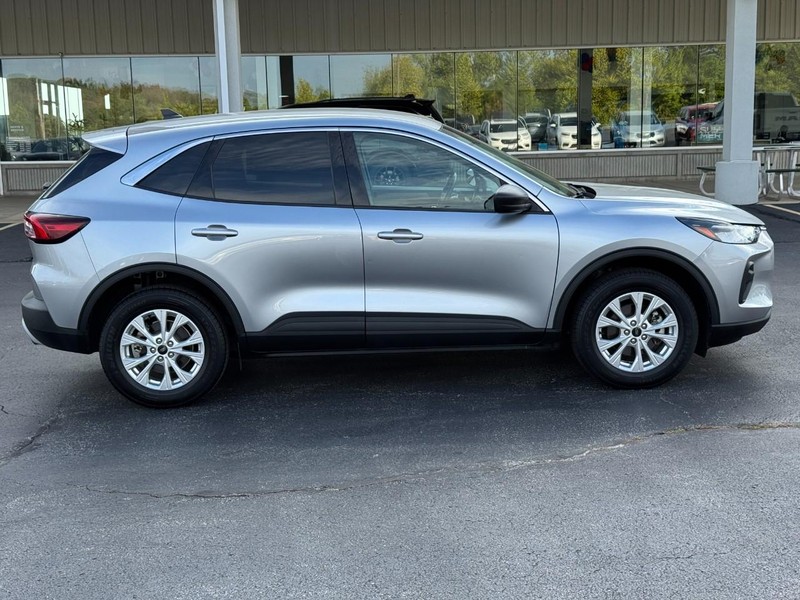 Ford Escape Vehicle Full-screen Gallery Image 2