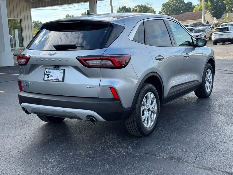 Ford Escape Vehicle Full-screen Gallery Image 3