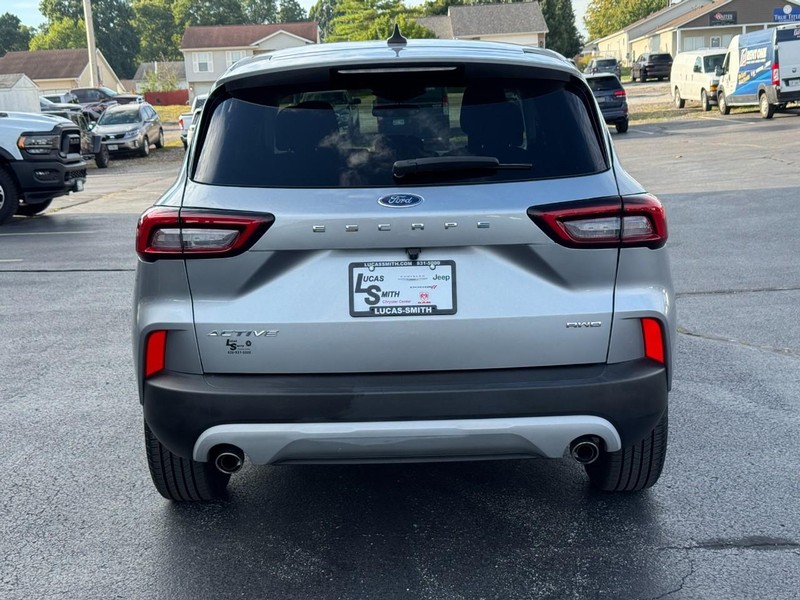 Ford Escape Vehicle Full-screen Gallery Image 4