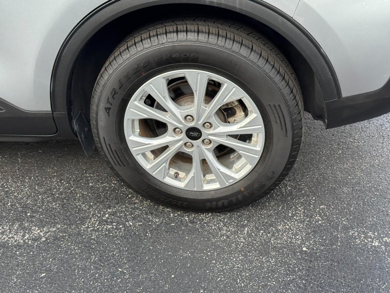 Ford Escape Vehicle Full-screen Gallery Image 7