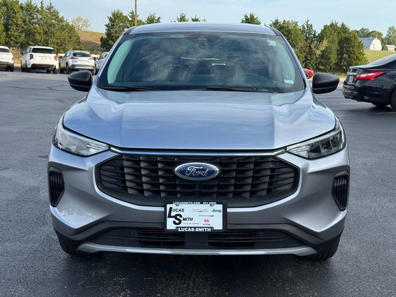 Ford Escape Vehicle Full-screen Gallery Image 9