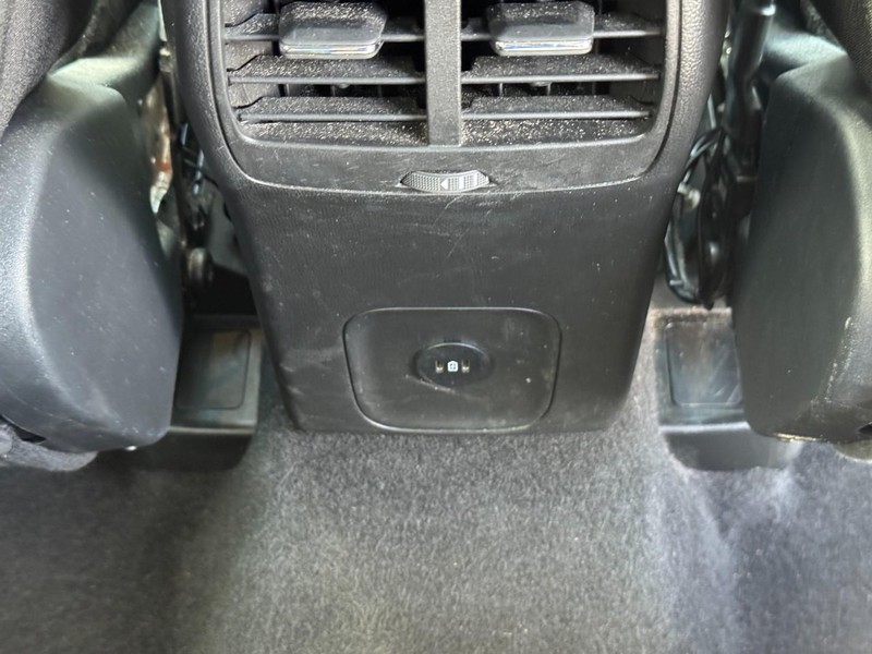 Ford Escape Vehicle Full-screen Gallery Image 11