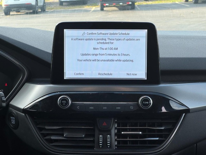 Ford Escape Vehicle Full-screen Gallery Image 14
