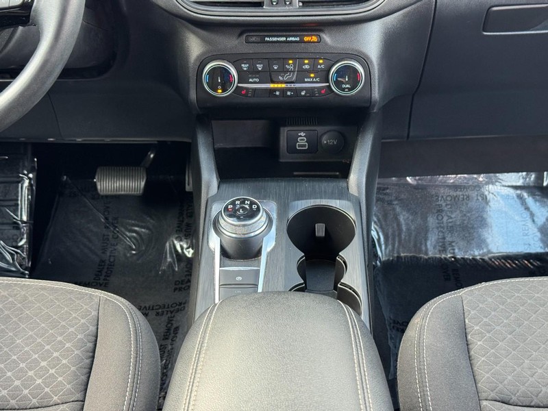 Ford Escape Vehicle Full-screen Gallery Image 15