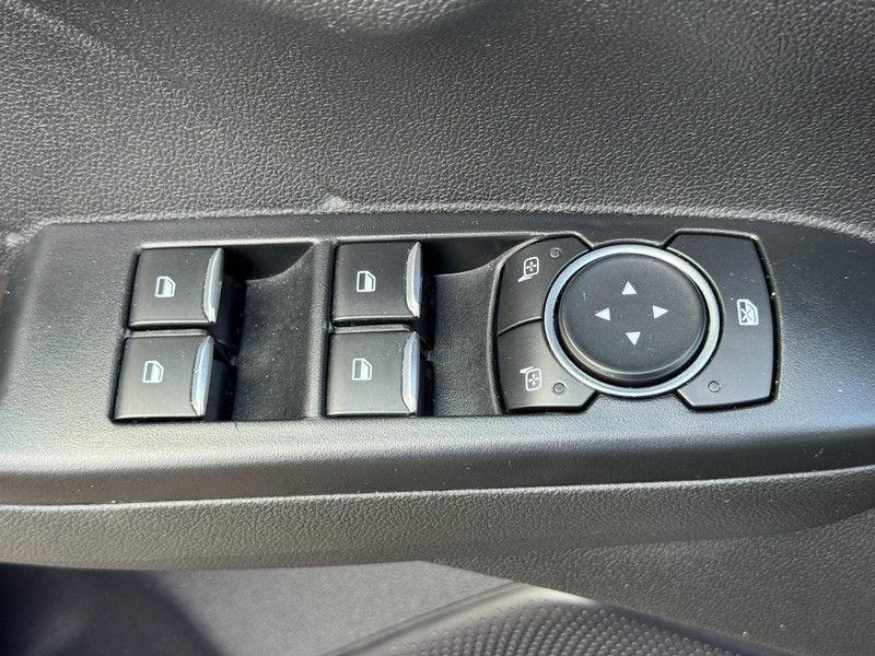 Ford Escape Vehicle Full-screen Gallery Image 16