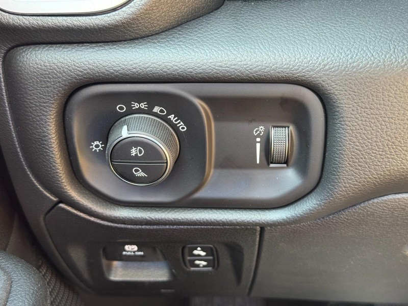 Ram 1500 Vehicle Full-screen Gallery Image 13