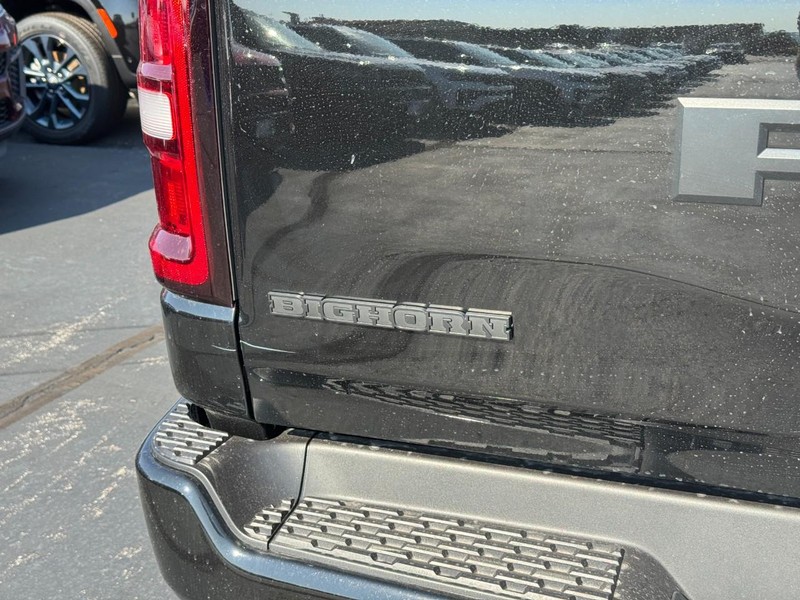 Ram 1500 Vehicle Full-screen Gallery Image 5