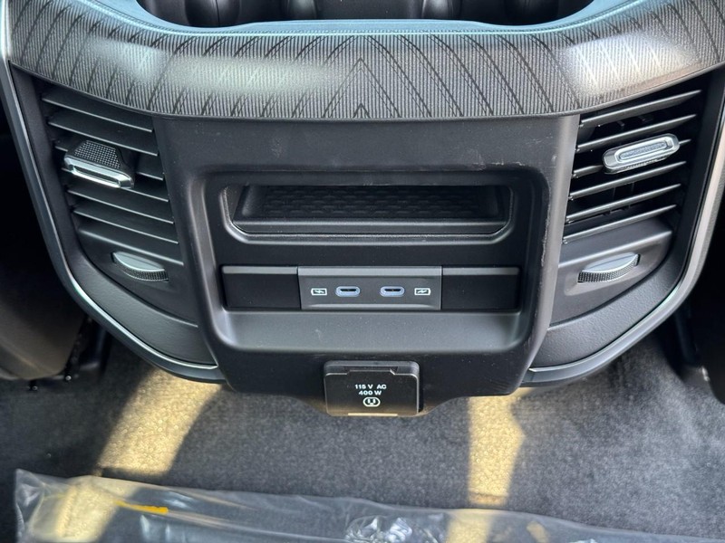 Ram 1500 Vehicle Full-screen Gallery Image 7