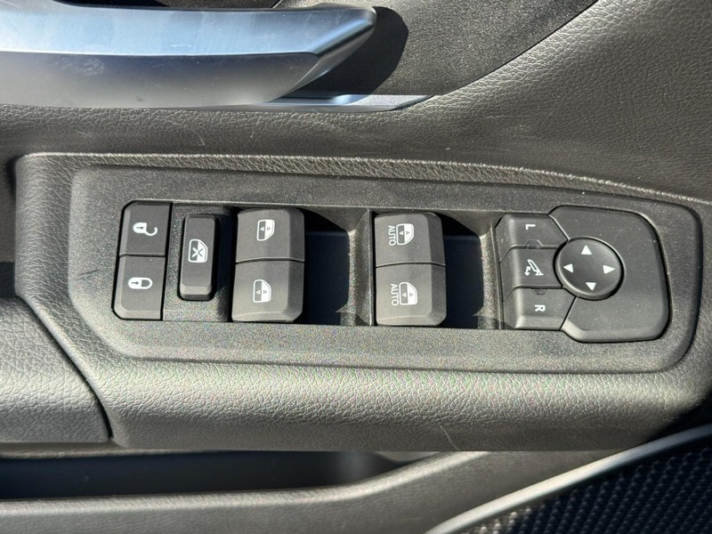 Ram 1500 Vehicle Full-screen Gallery Image 12